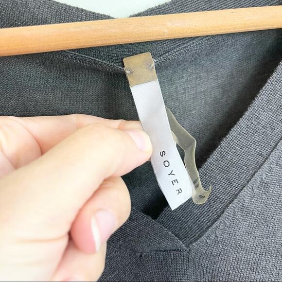 Soyer Silk and Cashmere V-neck Lightweight Sweater woman's size S - Picture 4 of 9